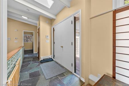 1439 Shankin Drive, Walled Lake, Michigan 48390, USA