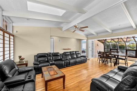 1439 Shankin Drive, Walled Lake, Michigan 48390, USA