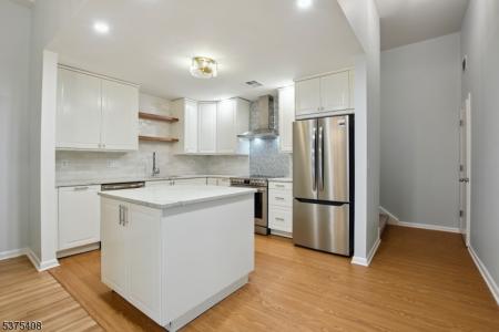 83 Adams Ter , 83, Clifton City, 新泽西州 07013-4019, 美国