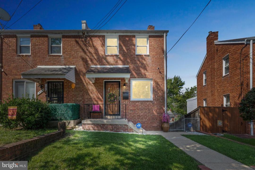707 Hilltop Ter Se, Washington, Washington D.C. 20019