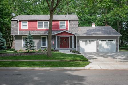5712 Woodbridge, Midland, Michigan 48640, USA