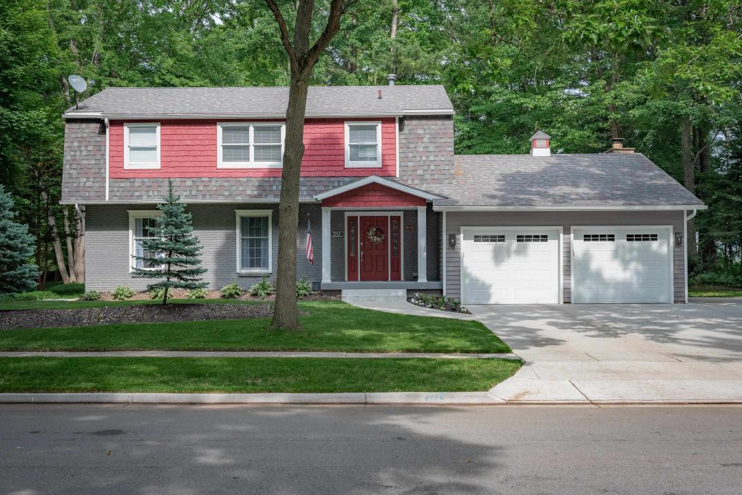 5712 Woodbridge, Midland, Michigan 48640