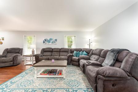 5712 Woodbridge, Midland, Michigan 48640
