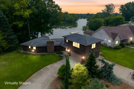 8274 Peninsula Dr., Canadian Lakes, Michigan 49346, USA