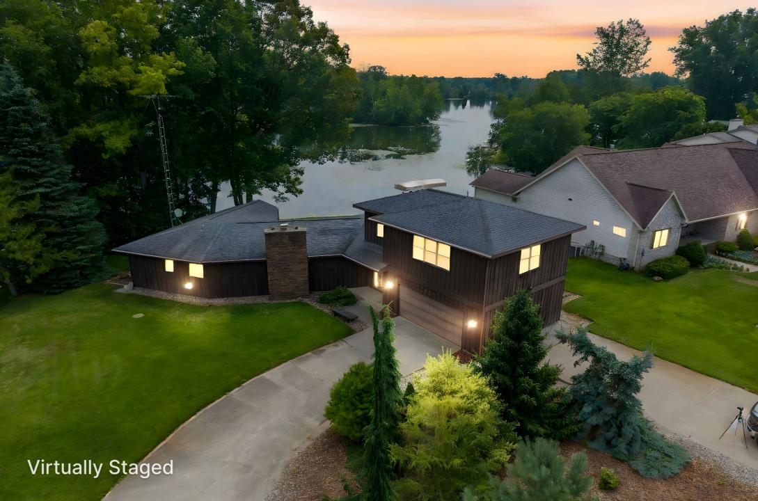 8274 Peninsula Dr., Canadian Lakes, Michigan 49346