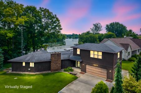 8274 Peninsula Dr., Canadian Lakes, Michigan 49346