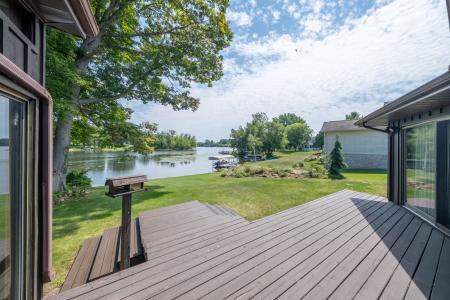 8274 Peninsula Dr., Canadian Lakes, Michigan 49346