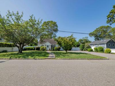 306 Clay Avenue, West Islip, NY 11795, USA