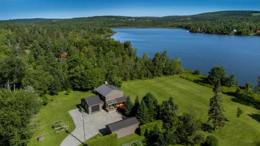 72  Ch. du Lac, Quebec J0B 2Y0, Canada