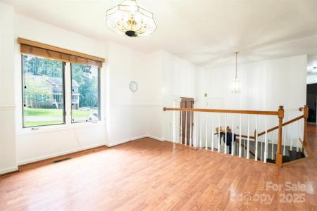 2439 36th Ave NE, Hickory, Karolina Północna 28601, USA