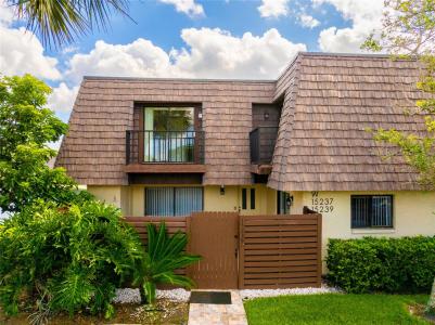 15239 W Pond Woods Drive #402, Tampa, Florida 33618