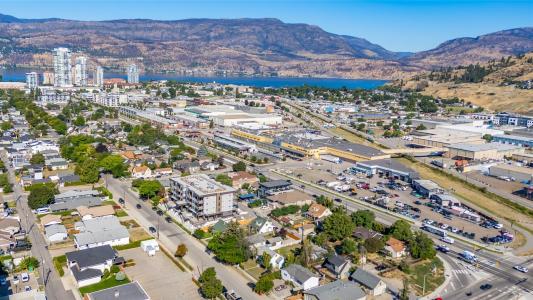 1069 CLEMENT AVENUE, Kelowna, Colúmbia Britânica V1Y 7E3, Canadá