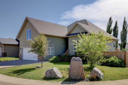201 11A AVENUE NE, Sundre, Alberta T0M 1X0, Canada