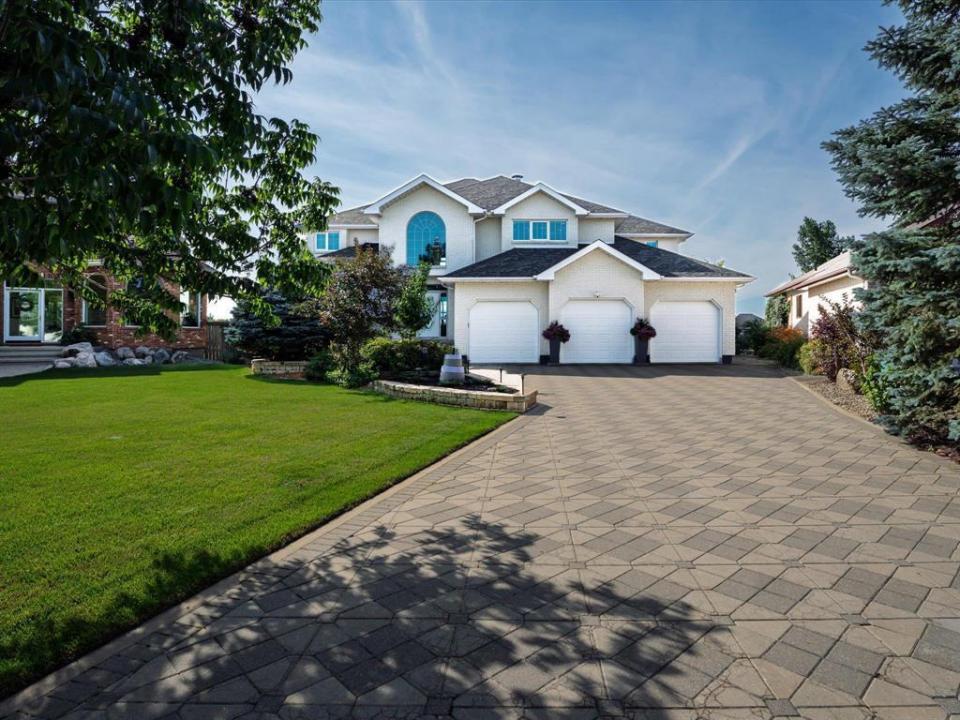 262 ORCHARD HILL DRIVE, Winnipeg, Manitoba R3X 1J8, Canada