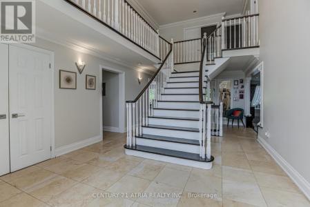 331 BINNS AVENUE, Newmarket (glenway Estates), Ontario L3X 1T6, Canada