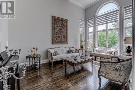 331 BINNS AVENUE, Newmarket (glenway Estates), Ontario L3X 1T6, Canada