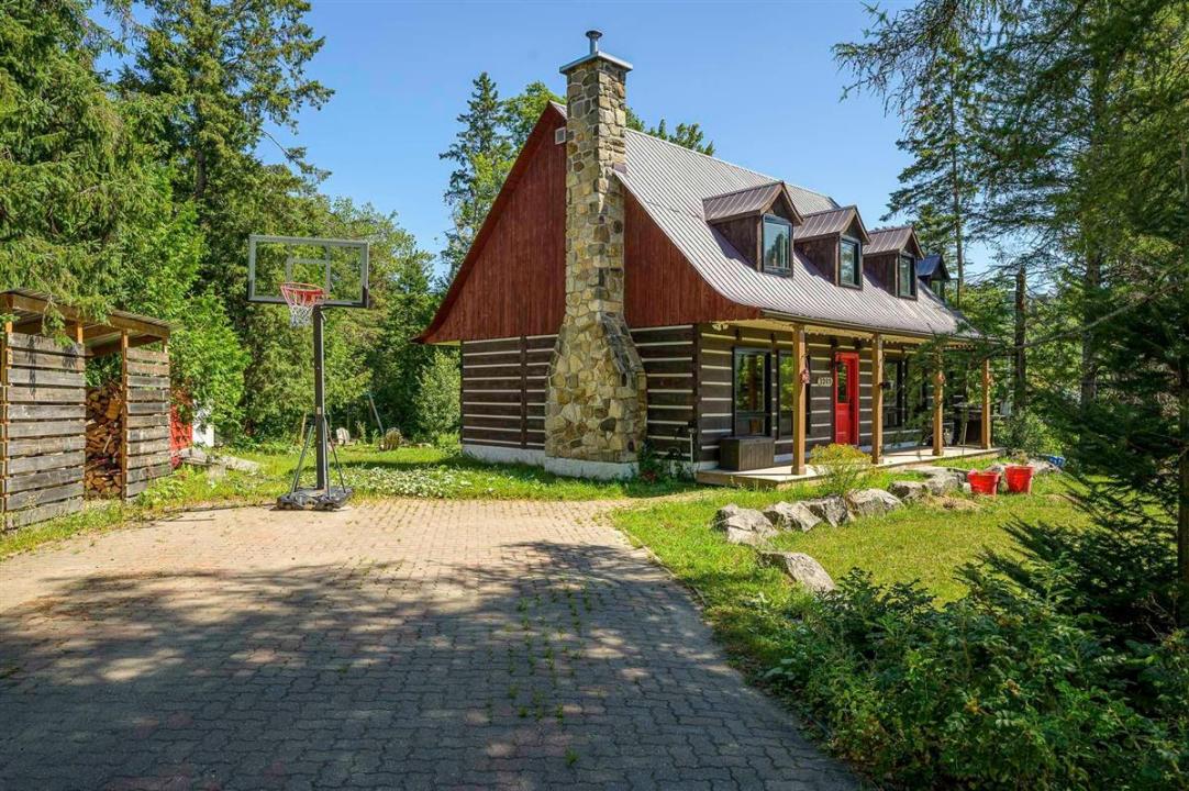 3205 Rue Carignan, Sainte-Adèle, Quebec J8B 3E1, Kanada