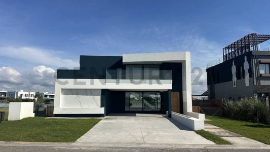 Villalobos 7800, Berazategui, GBA Sur 00001, Argentina