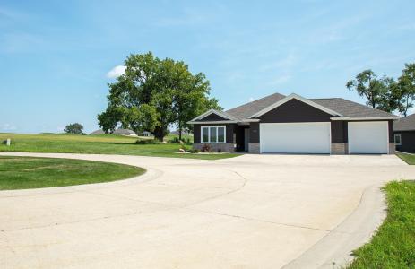 132 Fairway Dr, Waverly, Iowa 50677