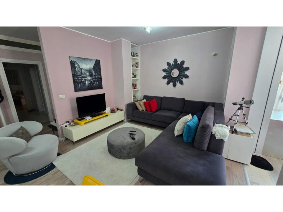 Qendra Tregtare Kristal, Tirana, ألبانيا 