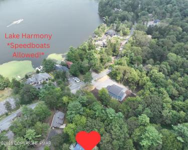 11 Maplewood Road, Lake Harmony, Pennsylvania 18624, USA