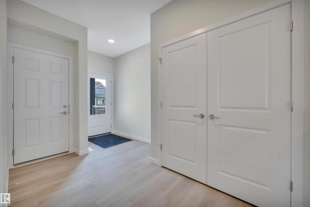 9104 ELVES LOOP NW, Edmonton, Alberta T6M 3G2, Canada