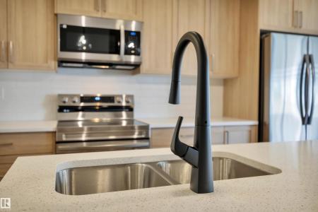 9104 ELVES LOOP NW, Edmonton, Alberta T6M 3G2, Kanada