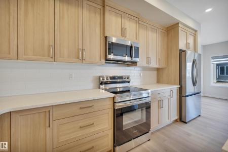 9104 ELVES LOOP NW, Edmonton, Alberta T6M 3G2, Kanada