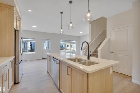 9104 ELVES LOOP NW, Edmonton, Alberta T6M 3G2, Kanada