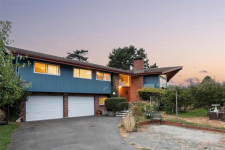 3990 SMUGGLERS COVE RD, Saanich, British Columbia V8N 4M2, Canada