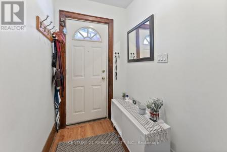 32 CHAMBERLAIN AVENUE, Toronto (briar Hill-belgravia), Ontario M6E 4J8, Canada