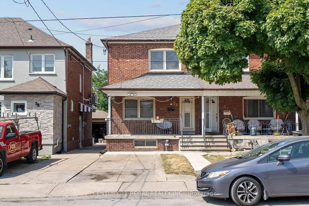 32 CHAMBERLAIN AVENUE, Toronto, Ontario M6E 4J8, Canada