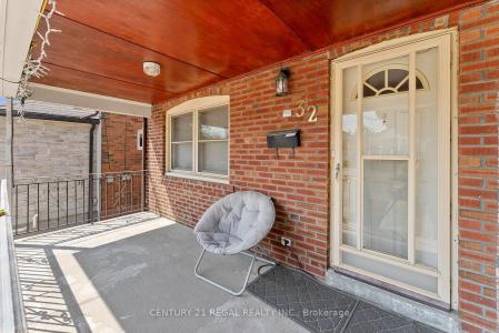 32 CHAMBERLAIN AVENUE, Toronto, Ontario M6E 4J8, Canada