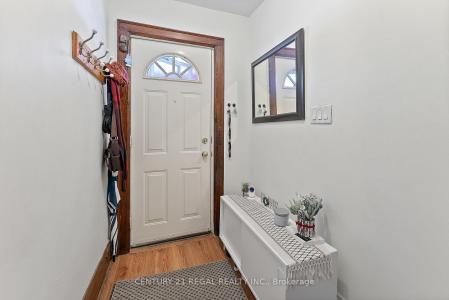 32 CHAMBERLAIN AVENUE, Toronto, Ontario M6E 4J8, Canada