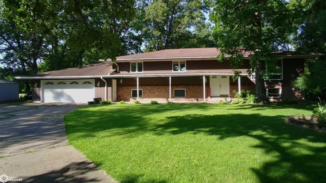 11779 Greenwood Drive, Burlington, Iowa 52601