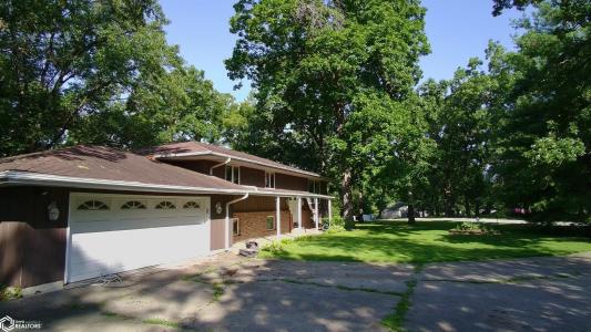 11779 Greenwood Drive, Burlington, Iowa 52601