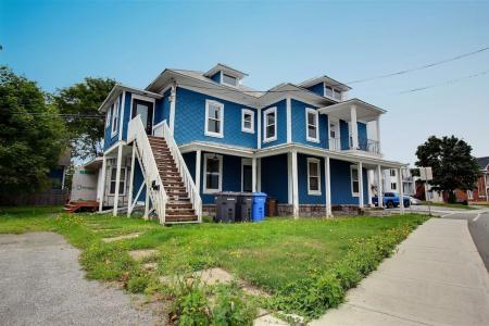 109-111 Rue Fraserville, Rivière-du-Loup, Quebec G5R 2B9, Canada