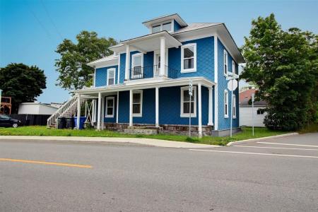 109-111 Rue Fraserville, Rivière-du-Loup, Quebec G5R 2B9, Canadá
