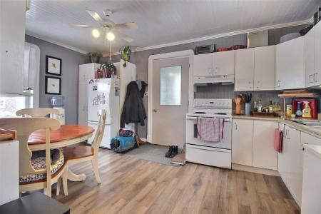 109-111 Rue Fraserville, Rivière-du-Loup, Quebec G5R 2B9, Canadá