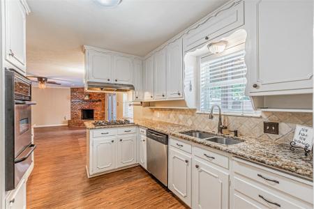 952 Charleston Drive, Bedford, Texas 76022, HOA KỲ