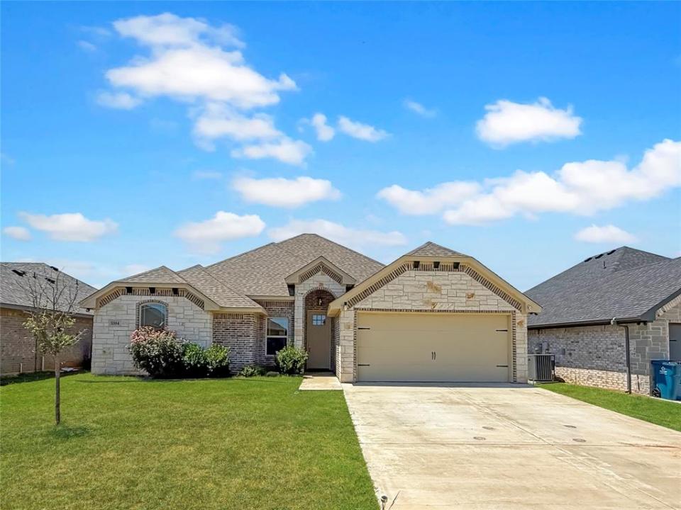 3304 White Horse Drive, Granbury, Texas 76049
