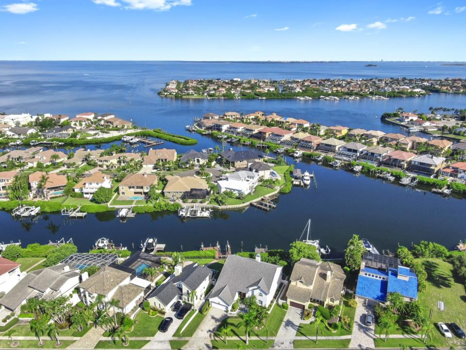 929 Symphony Isles Blvd, Apollo Beach, Florida 33572