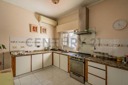 Gral Jose de San Martin 579, Lomas De Zamora, GBA Sur 1832, Argentina