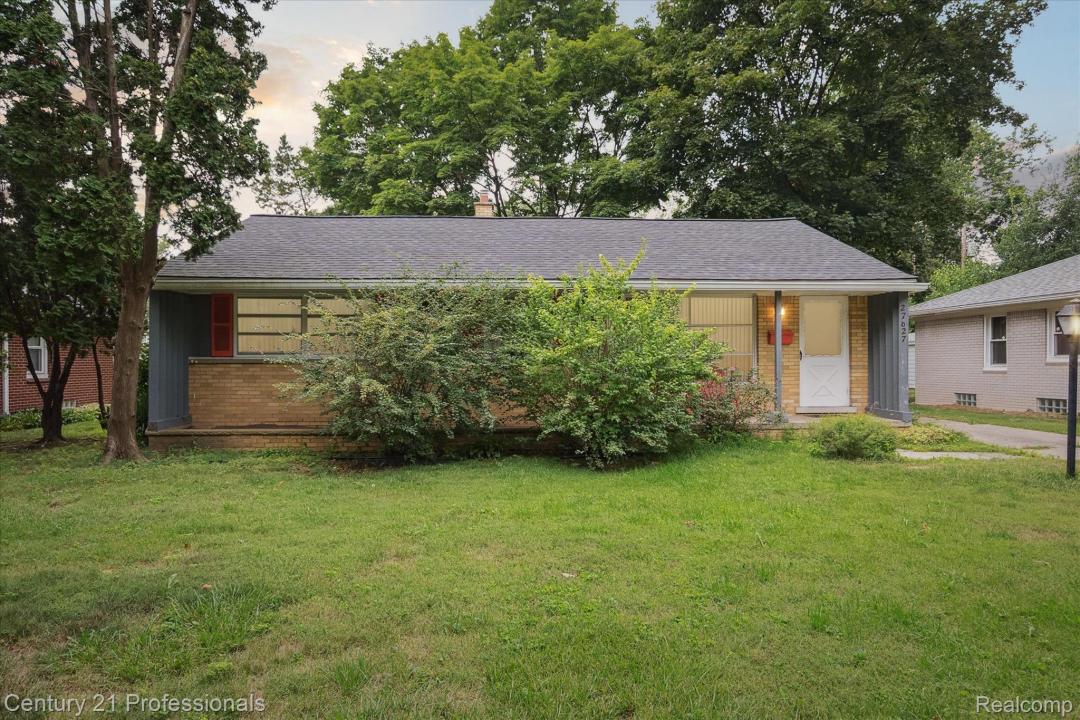 27627 Lexington Parkway, Southfield, Michigan 48076, USA