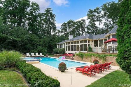 4225 Village Court, OrchardLake, Michigan 48323, USA