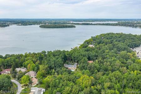 4225 Village Court, OrchardLake, מישיגן 48323, ארצות הברית של אמריקה