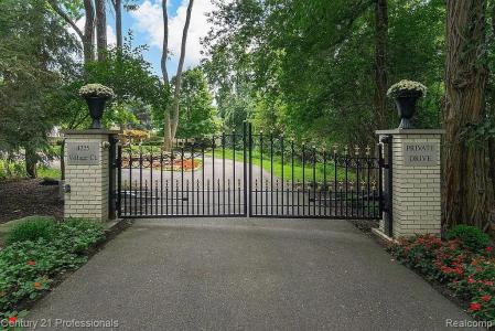 4225 Village Court, OrchardLake, מישיגן 48323, ארצות הברית של אמריקה