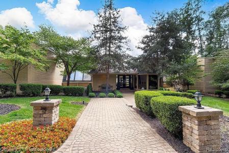 4225 Village Court, OrchardLake, מישיגן 48323, ארצות הברית של אמריקה