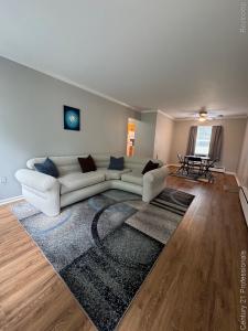 2817 W. 13 Mile Road #1, RoyalOak, מישיגן 48073, ארצות הברית של אמריקה