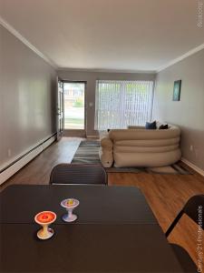 2817 W. 13 Mile Road #1, RoyalOak, מישיגן 48073, ארצות הברית של אמריקה